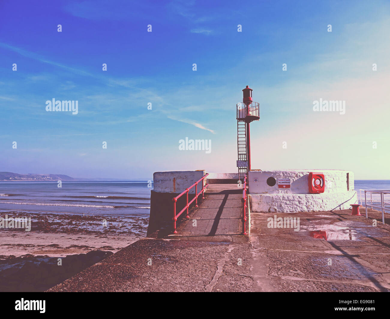 Image style rétro filtré de la vis banjo Pier, Looe, à Cornwall. Banque D'Images