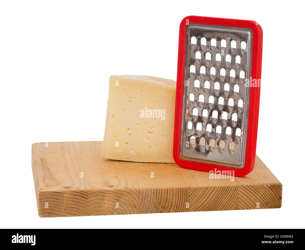Râpe à fromage en plastique rouge avec du fromage à bord. Isolées. Banque D'Images