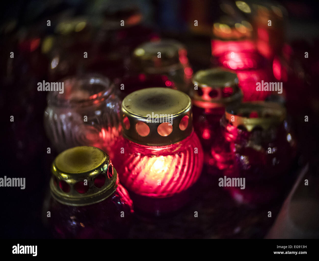 Lampes en mémoire de ceux qui sont morts pour la liberté. Feb 19, 2015. Les Ukrainiens se préparent à célébrer l'Assemblée annuelle de la révolution d'avantages. © Igor Golovniov/ZUMA/Alamy Fil Live News Banque D'Images