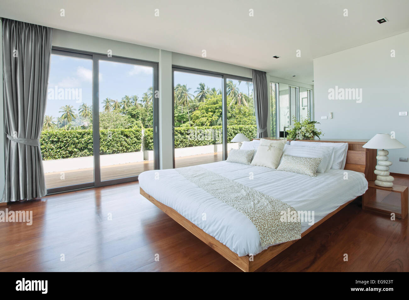 Vue panoramique de Nice chambre confortable avec piscine tropicale Banque D'Images