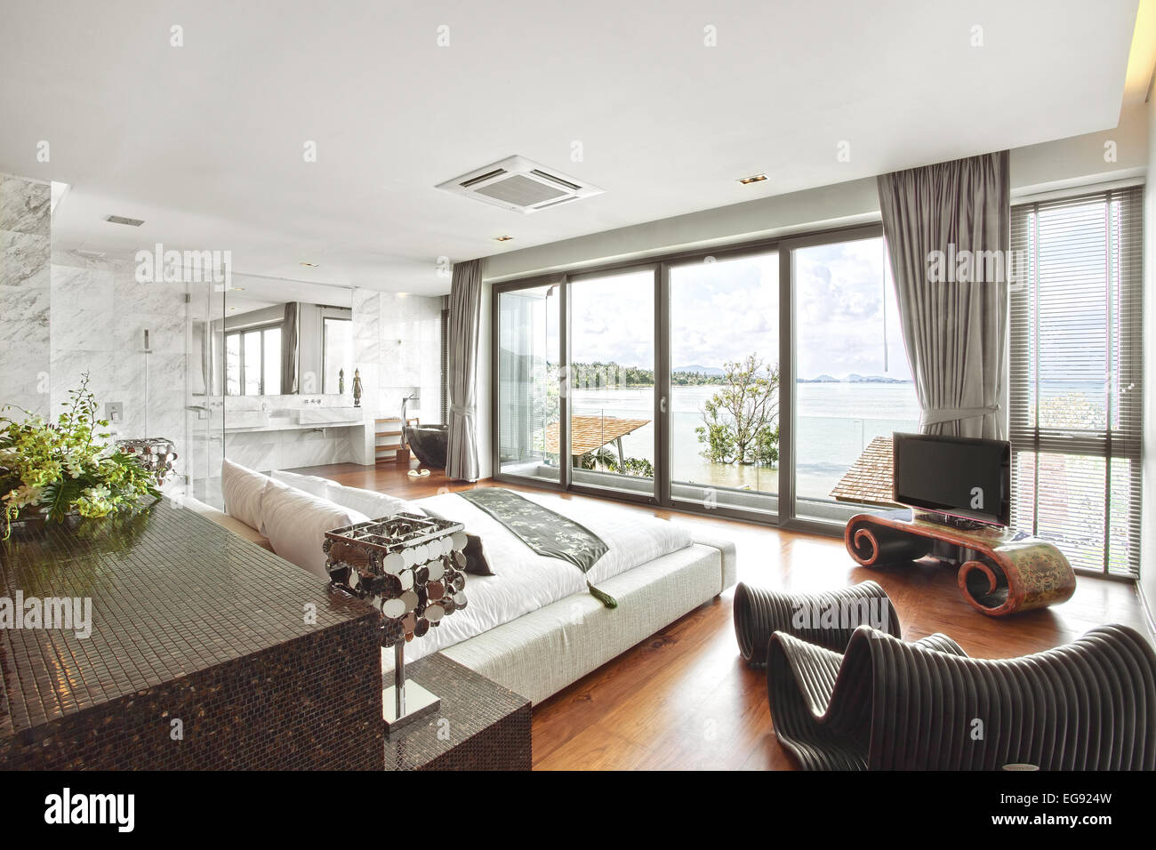 Vue panoramique de belle grande chambre à coucher moderne vue sur la mer Banque D'Images