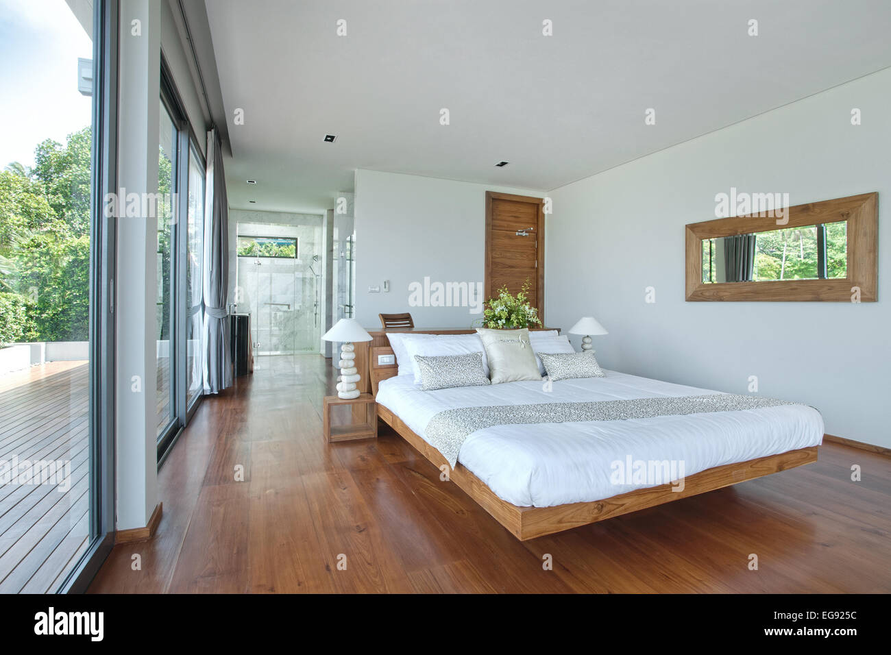 Vue panoramique de Nice chambre confortable avec piscine tropicale Banque D'Images