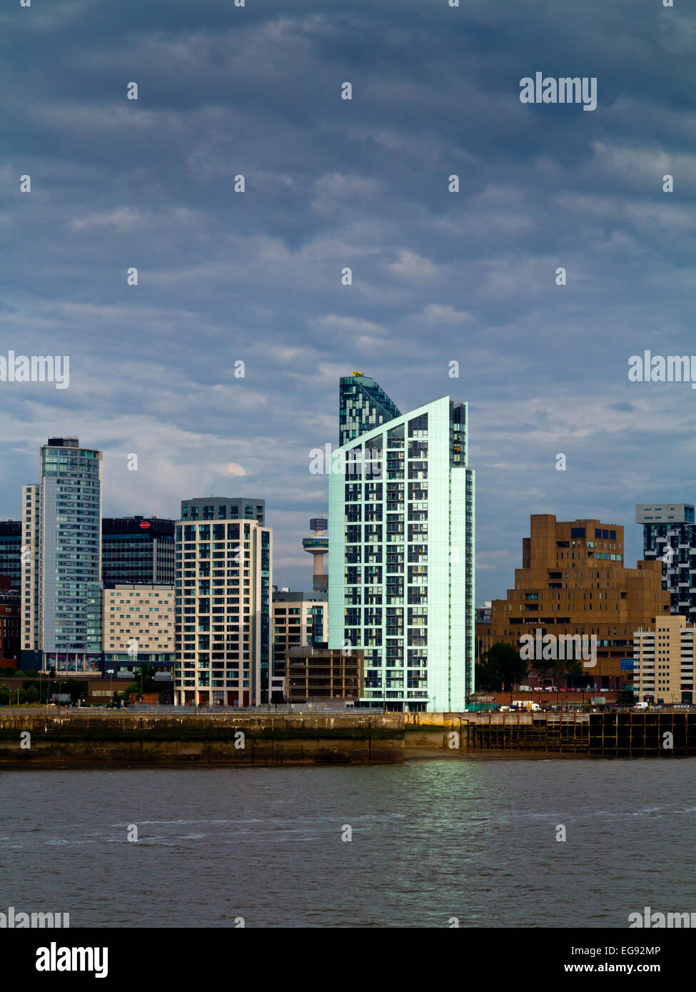 Vue sur la rivière Mersey vers la ville de Liverpool Waterfront avec de nouveaux gratte-ciel sur l'horizon England UK Banque D'Images