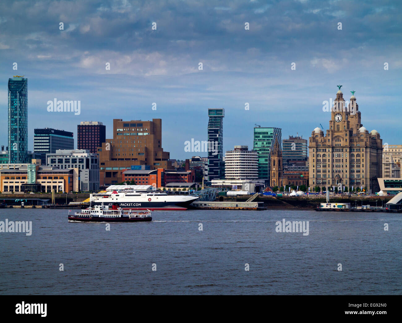 Vue sur la rivière Mersey vers la ville de Liverpool Waterfront avec skyline et Iris Royal Ferry England UK Banque D'Images