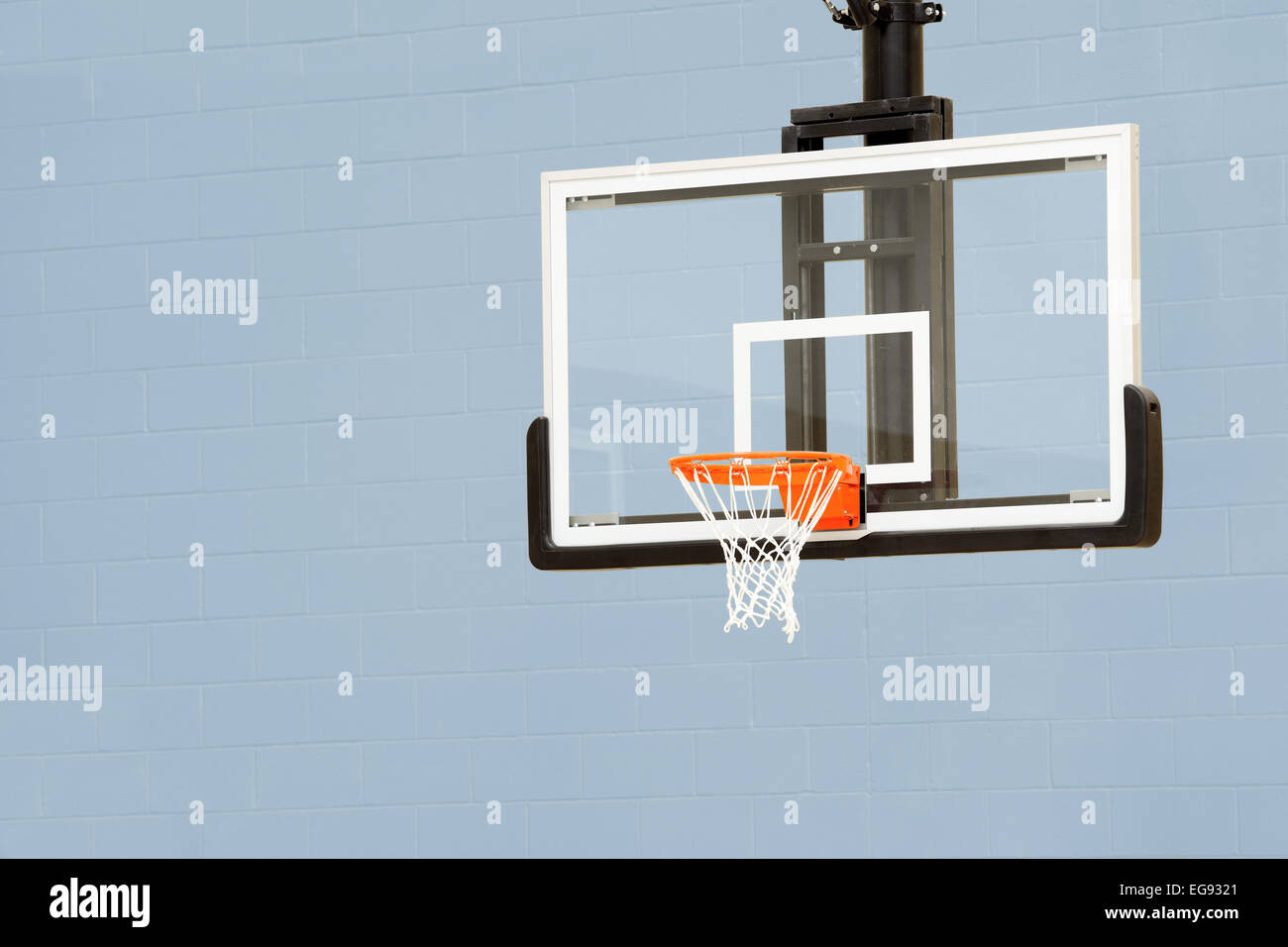 Un terrain de basket-ball standard dans une école de sport Banque D'Images