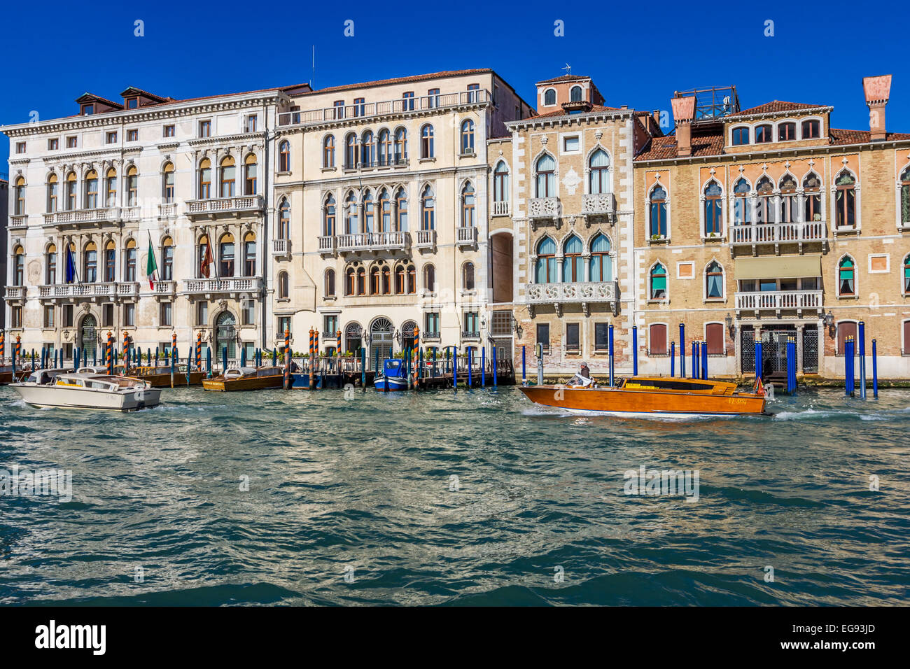 Les bateaux-taxis à Venise Banque D'Images