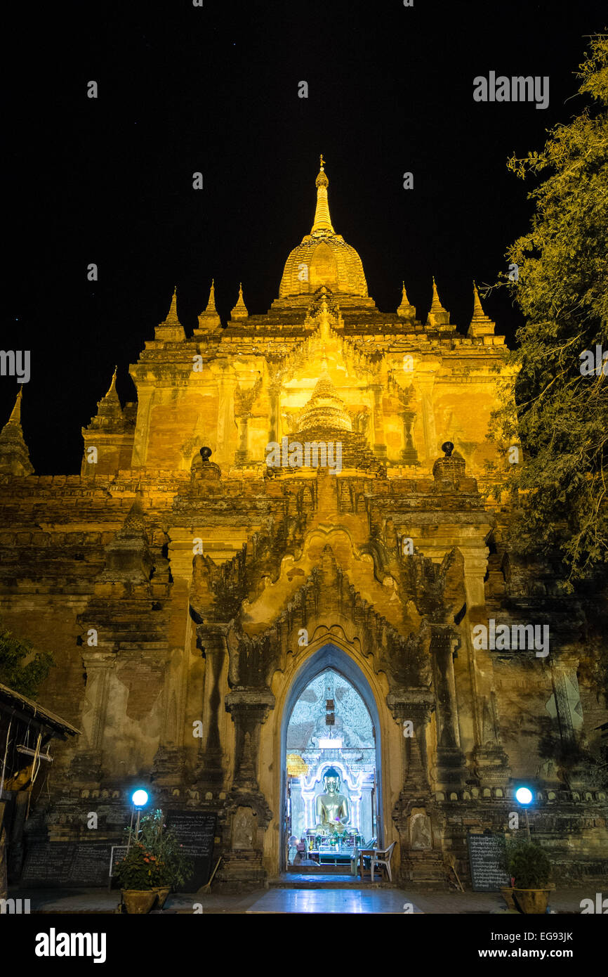 Htilo Minlo Htilominlo, temple bouddhiste éclairé la nuit,Pagan Bagan Myanmar, Birmanie, Banque D'Images