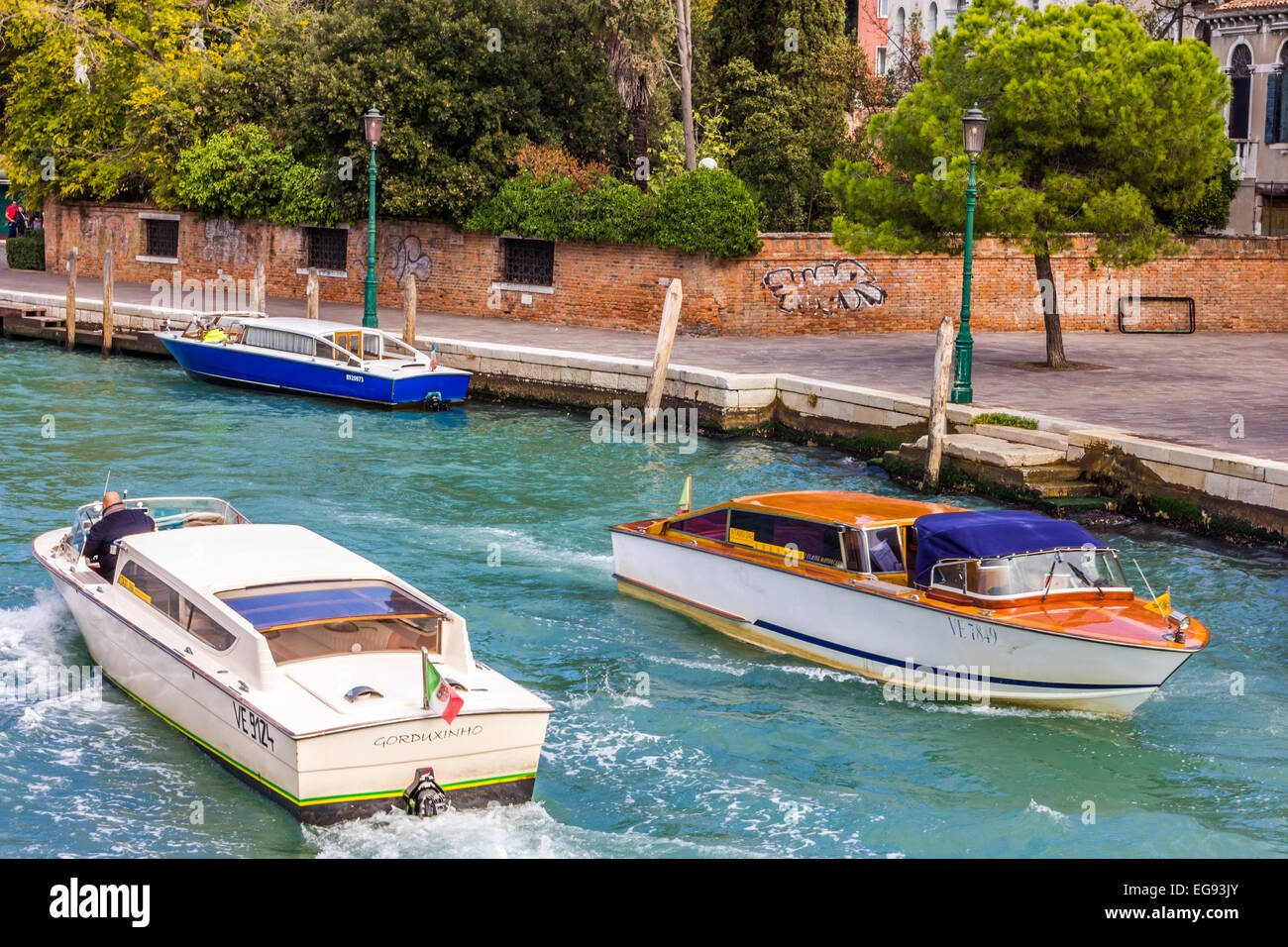 Les taxis de l'eau canal voyage à Venise. Banque D'Images