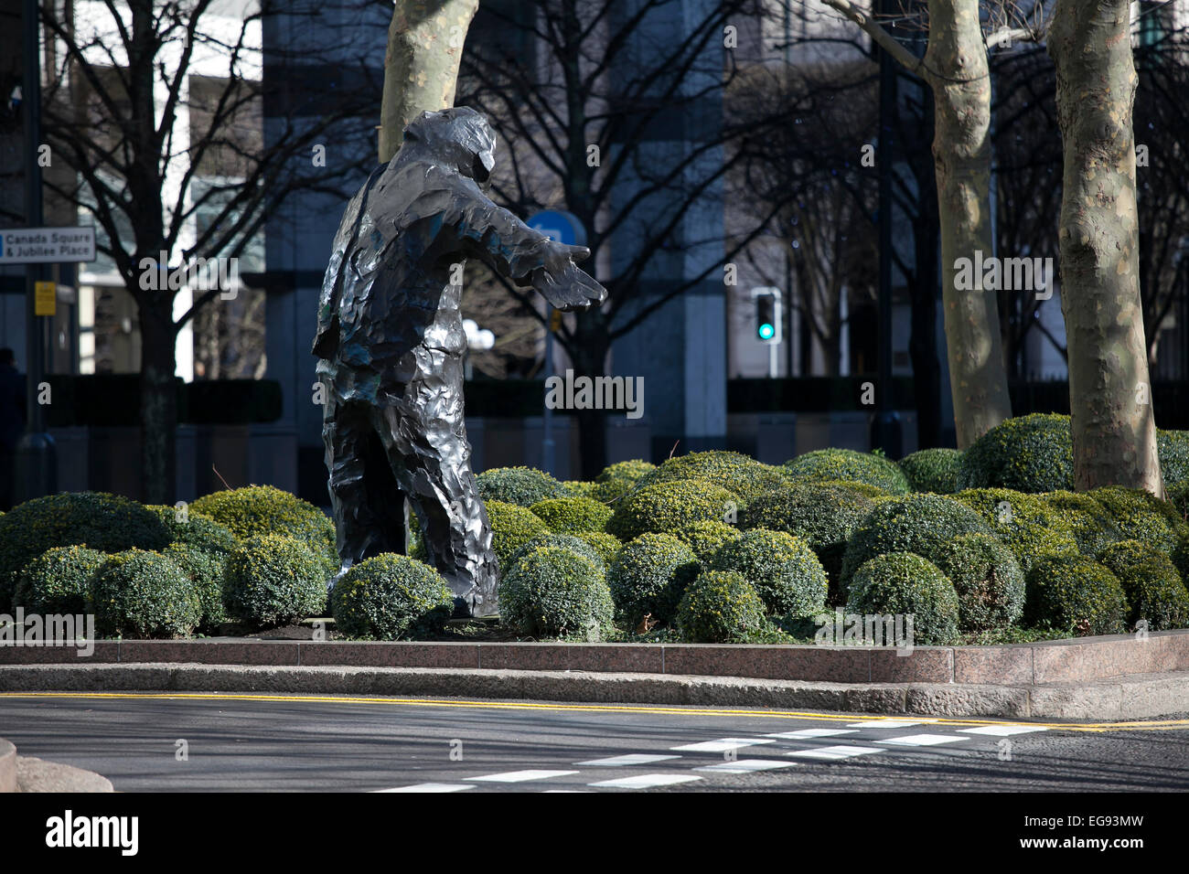 Londres, Royaume-Uni - 12 janvier 2015 - l'homme avec les bras ouverts, grand sculpture publique commission par Giles Penny à Canary Wharf Banque D'Images