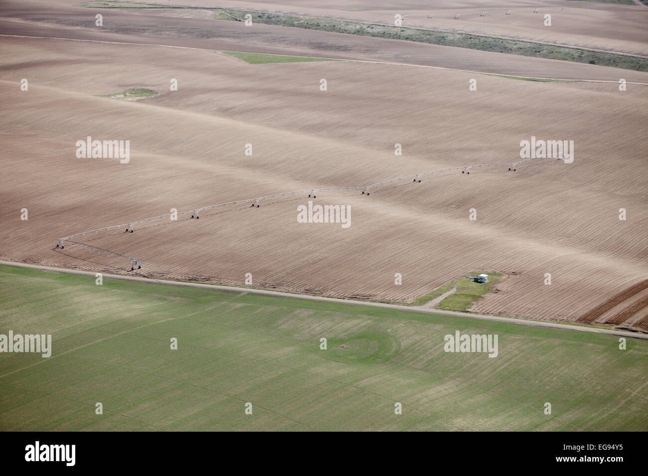 Une vue aérienne des terres agricoles irriguées avec un système d'irrigation à pivot central Banque D'Images