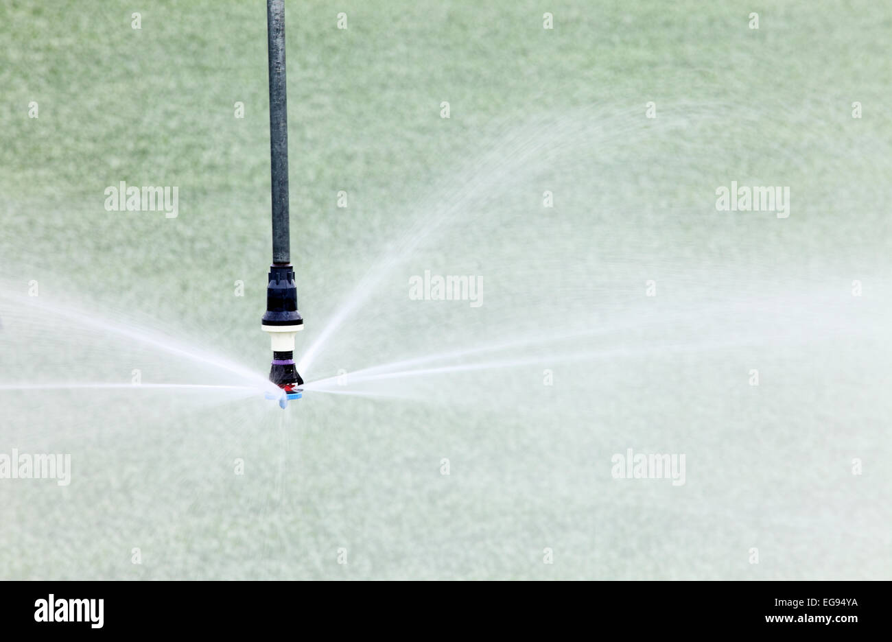 Une vue rapprochée d'une entreprise de haute technologie de l'agriculture de conservation de l'eau tête pour irriguer les cultures agricoles. Banque D'Images