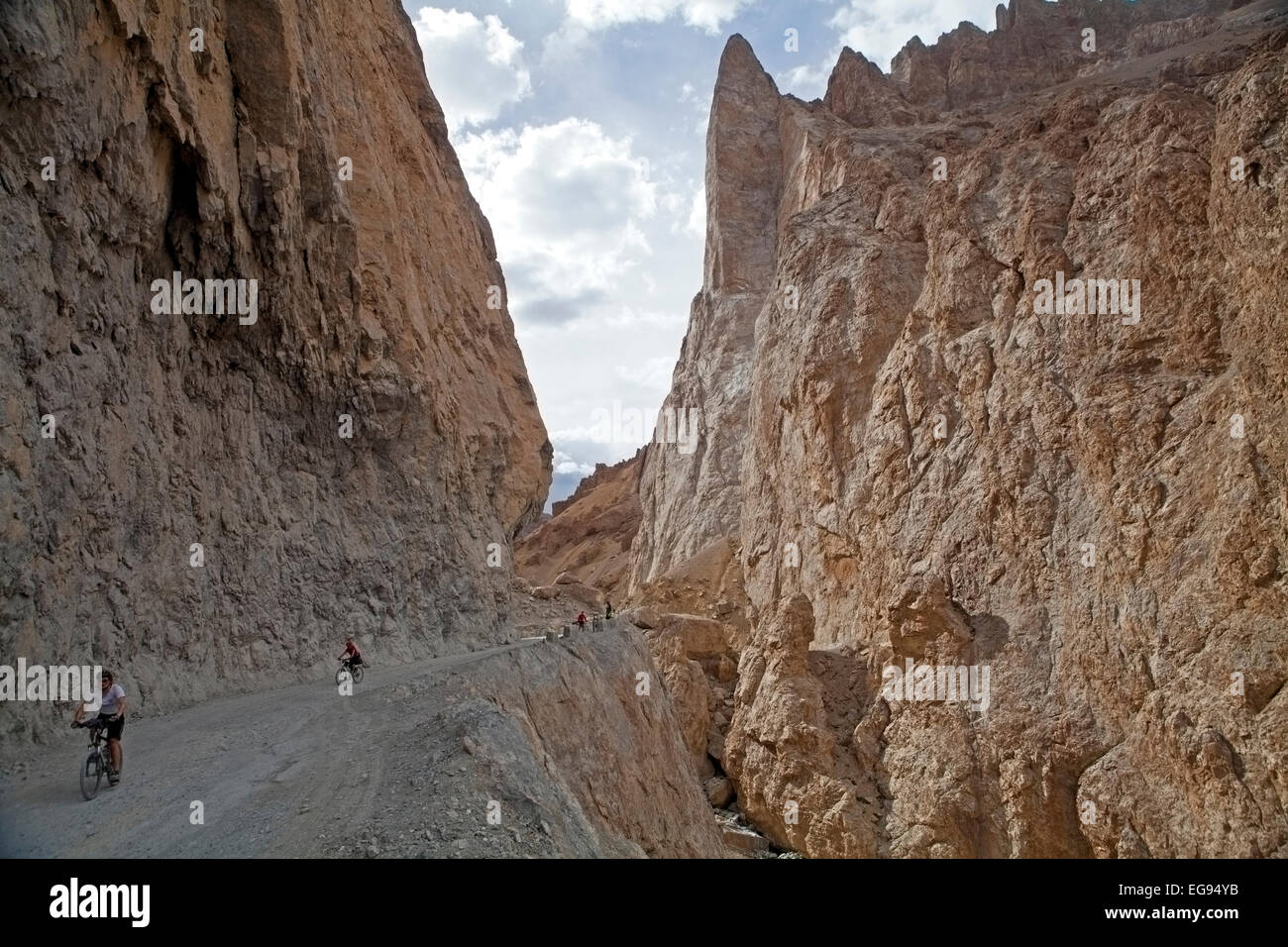 Les cyclistes neat le village de Pang sur l'autoroute Manali à Leh à travers l'himalaya Banque D'Images