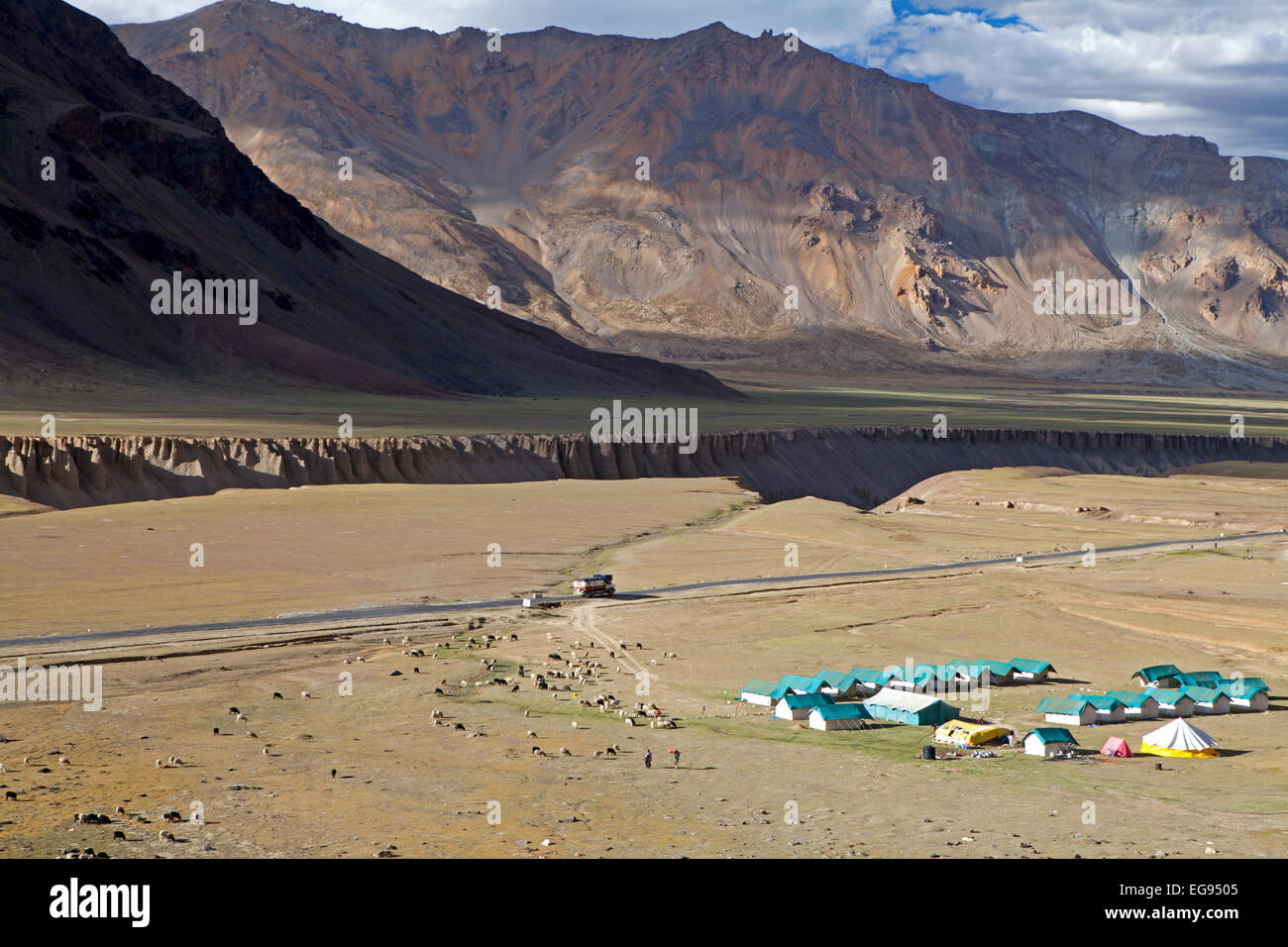 Camp des Voyageurs à Sarchu, sur la route de Manali à Leh à travers l'himalaya Banque D'Images