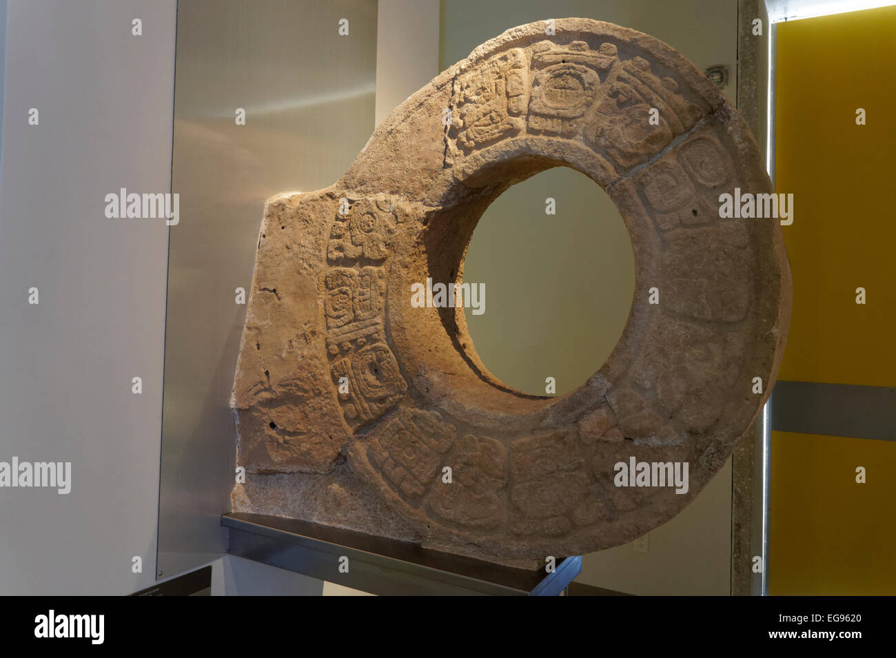 Marqueur de balle maya Oxkintok au Gran Museo del Mundo Maya à Merida, Yucatan, Mexique Banque D'Images