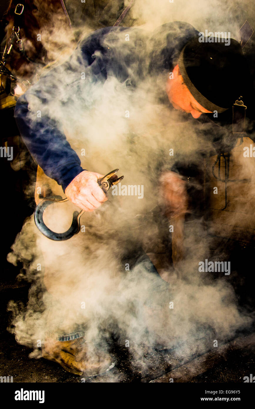Maréchal-ferrant au travail Banque D'Images