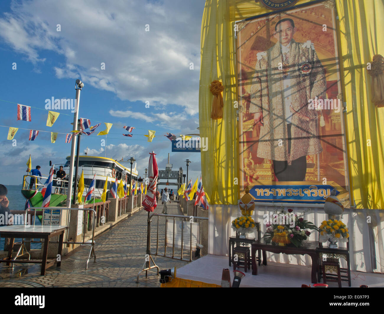 L'amassage de le Roi Bhumibol Adulyadej à ferry terminal dans les îles Phi Phi, Thaïlande Banque D'Images