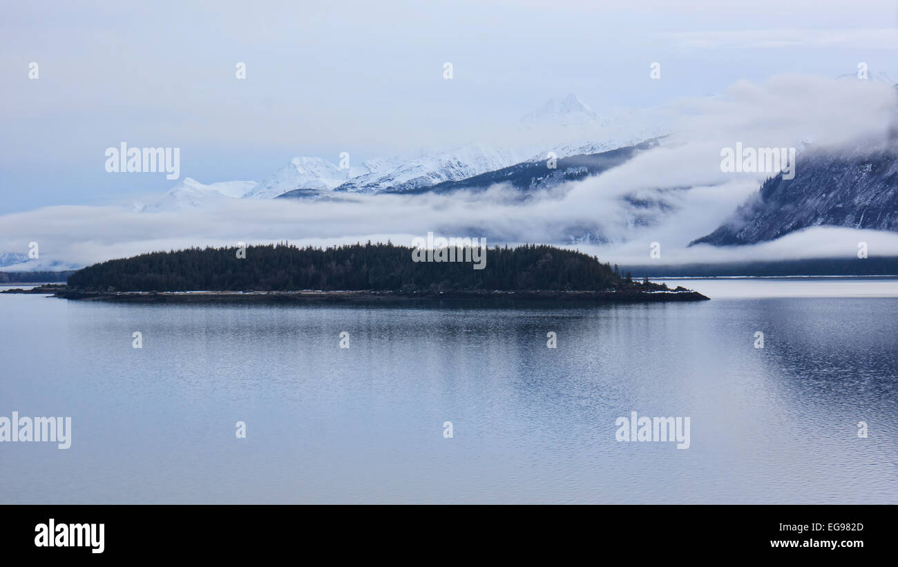 Brouillard près de coucher du soleil sur l'entrée en Alaska Chilkat avec île Koshu et montagnes en arrière-plan. Banque D'Images