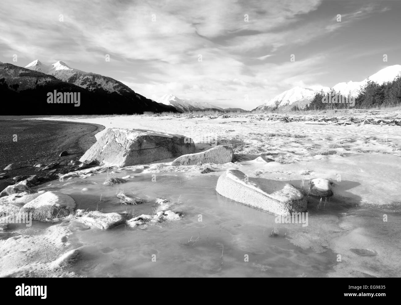 Blocs de glace et de neige sur la plage de l'entrée d'Chilkat en hiver en noir et blanc. Banque D'Images