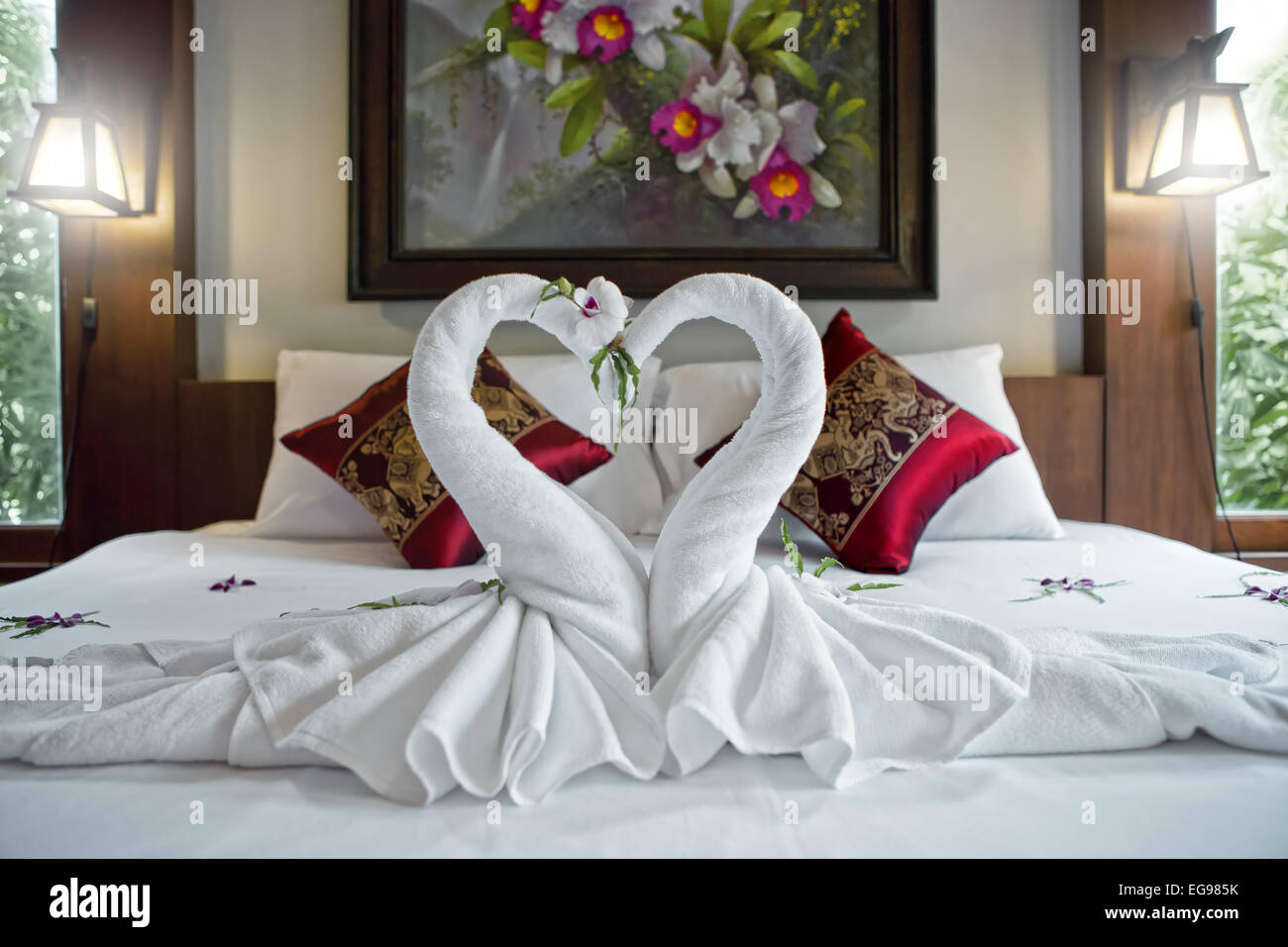 Vue rapprochée de deux belles serviettes drap de lit blanc sur les cygnes Banque D'Images