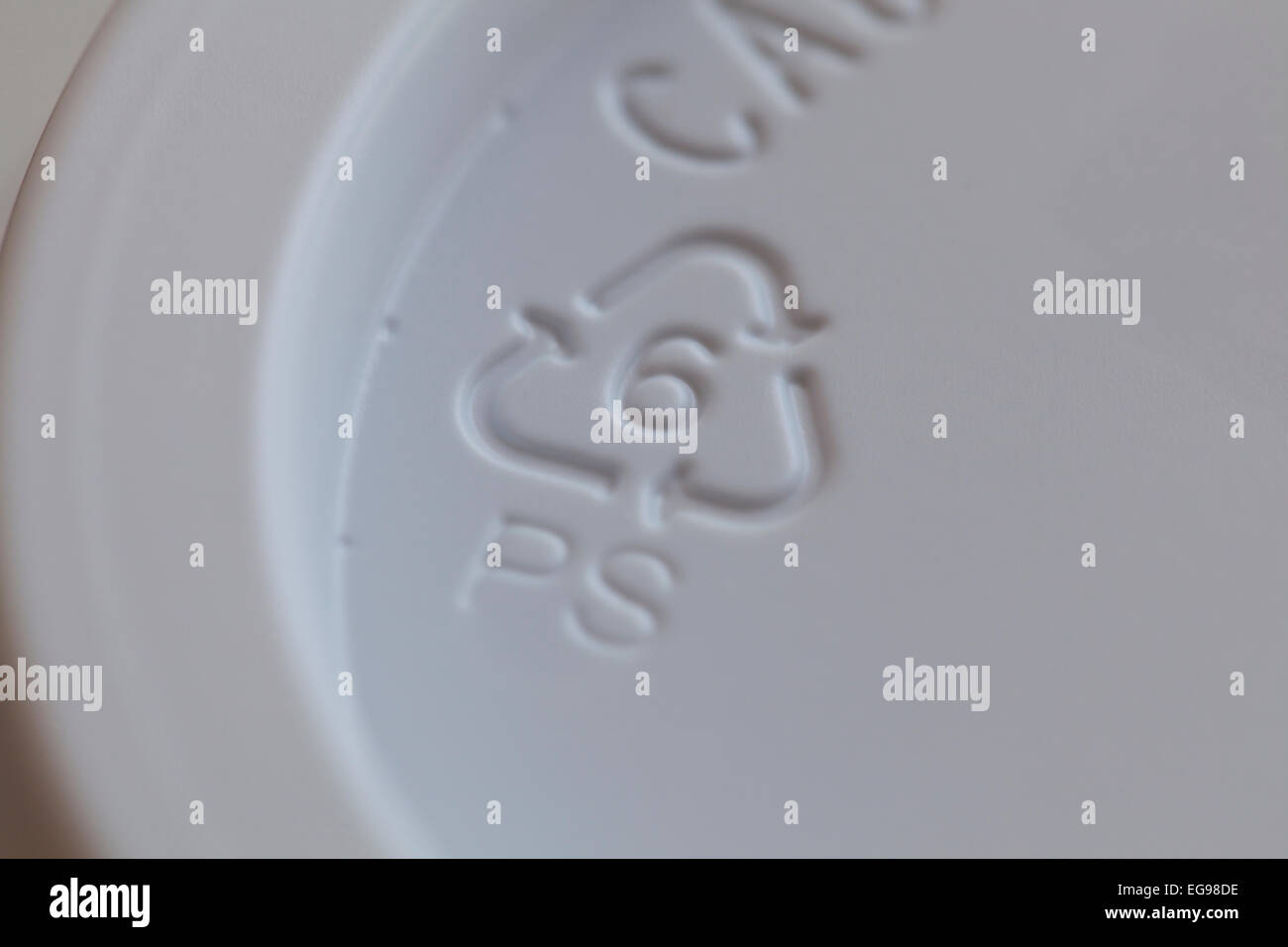 Numéro 6 le symbole de recyclage sur le café tasse couvercle - USA Banque D'Images