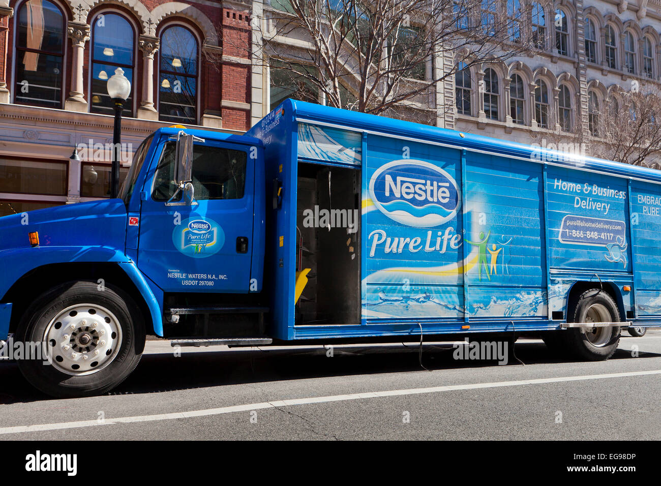 Nestle Pure Life de l'eau en bouteille des camions de livraison - USA Banque D'Images