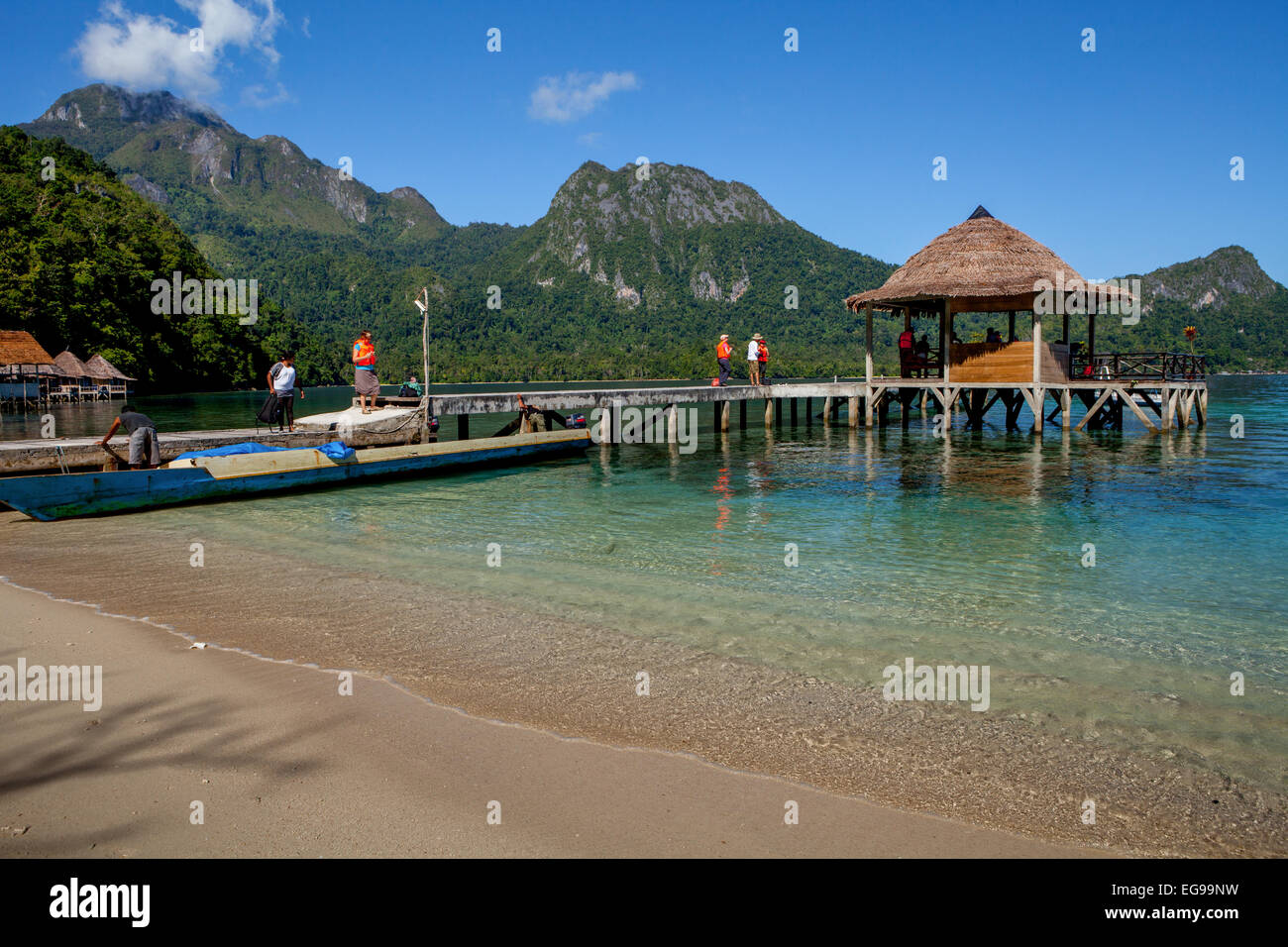 Jetée en bois pour le tourisme sur la plage d'Ora à North Seram, Central Maluku, Maluku, Indonésie. Banque D'Images