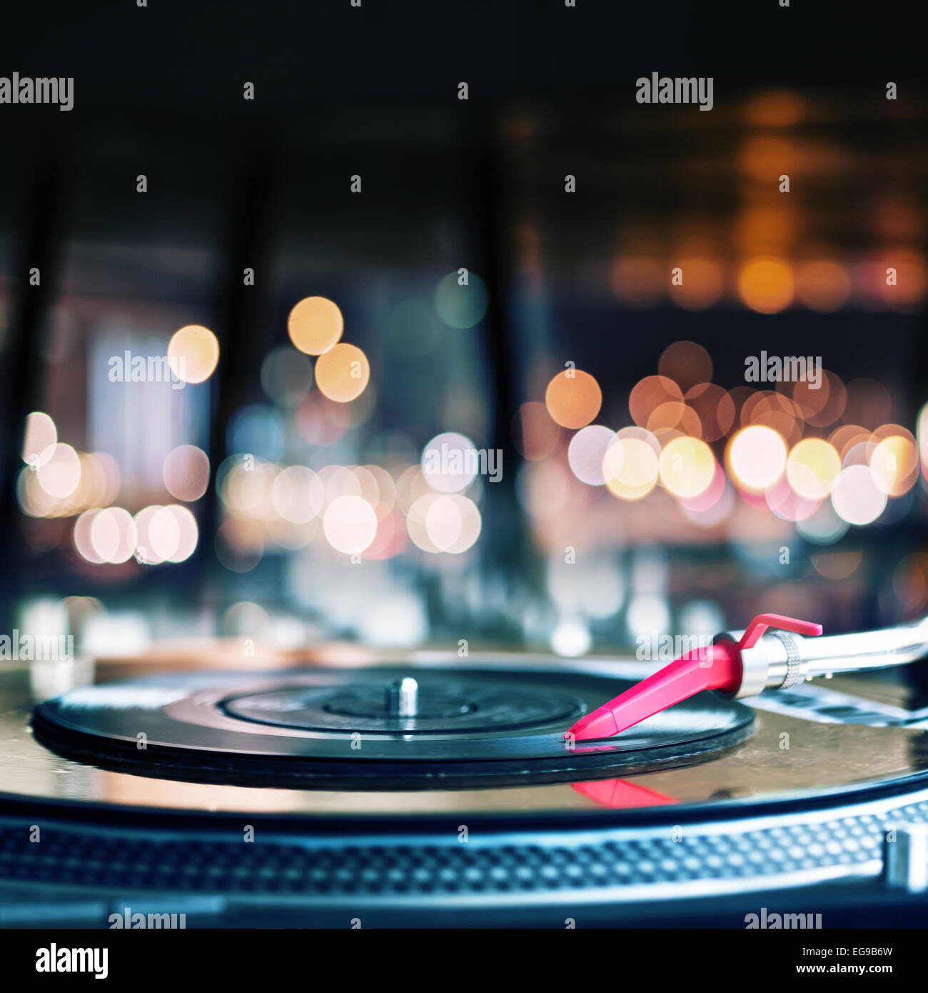 Disque vinyle tournant sur DJ Turntable Banque D'Images