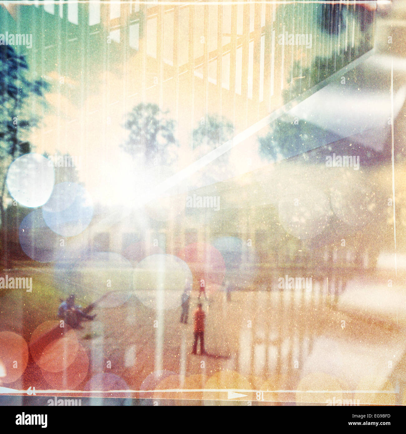 L'heure d'été film multi-exposition l'arrière-plan. Grain, flou et ajouté de l'eau de javel comme effet vintage. Banque D'Images