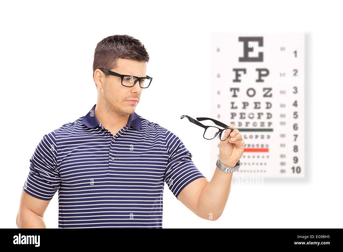 Homme essayant sur des verres en face d'un tableau isolé sur fond blanc Banque D'Images
