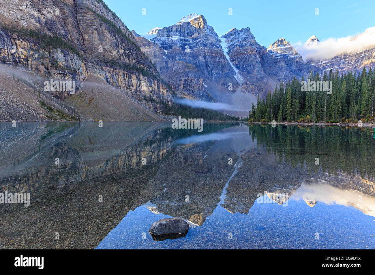 Le lac Moraine, dans le parc national Banff Banque D'Images