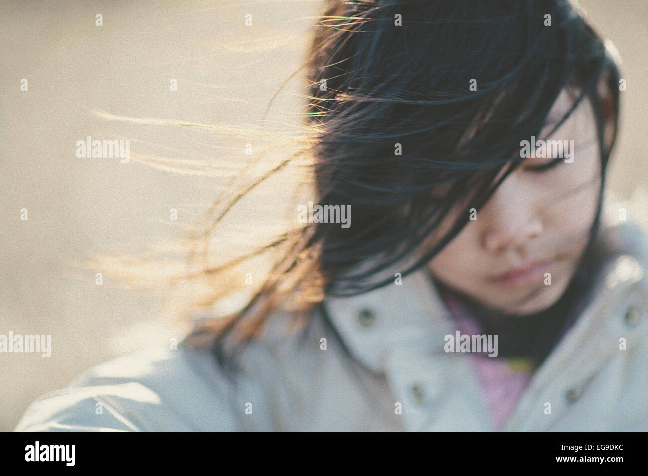 Girl (8-9) portrait sur jour de vent Banque D'Images
