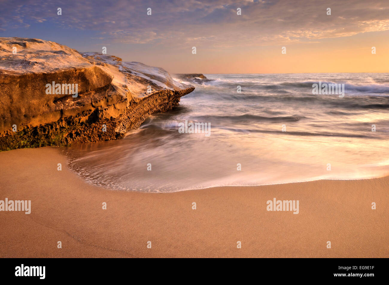 États-unis, Californie, Sunset Cliffs Parc naturel pittoresque, le lever du soleil sur plage Banque D'Images