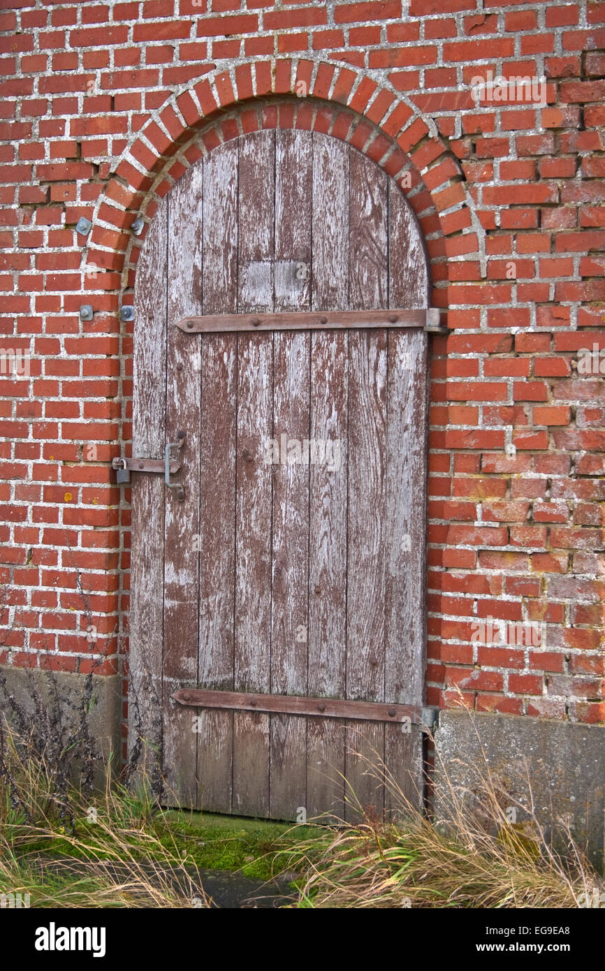 Vieille porte à bord d'un vieux poste de transformation Banque D'Images