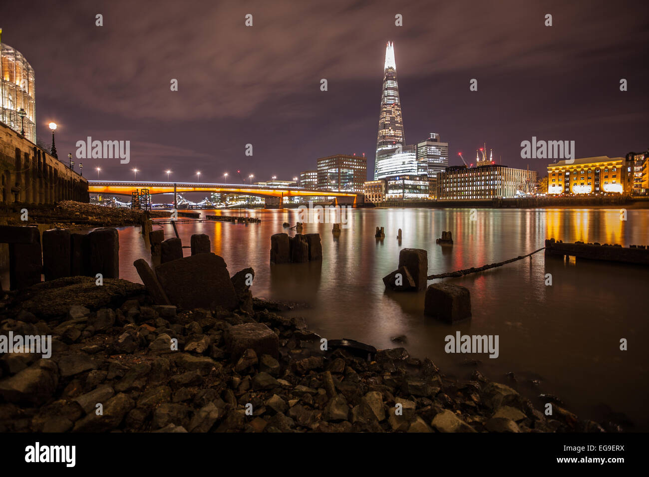 Royaume-uni, Angleterre, Londres, Thames River, des bâtiments de la ville illuminée la nuit Banque D'Images