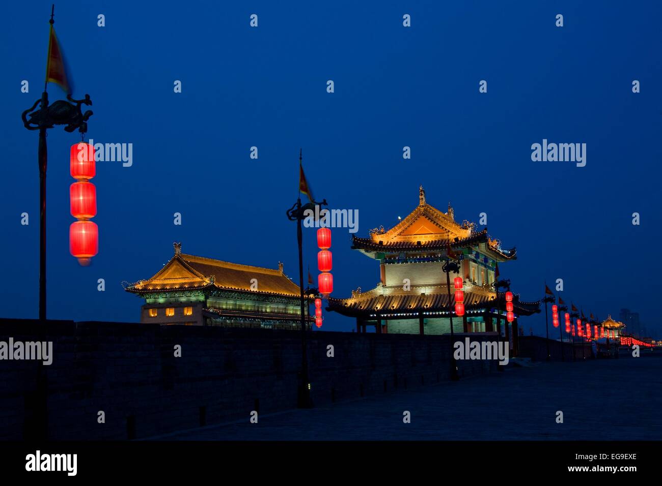 La Chine, Shaanxi, Xi'an, ville antique mur en face des bâtiments traditionnels de nuit Banque D'Images