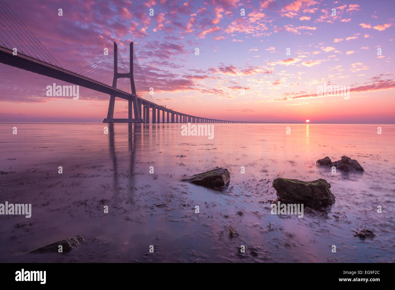 Pont Vasco da Gama traversant le Tage silhoueted contre le ciel rose du matin, Lisbonne, Portugal Banque D'Images
