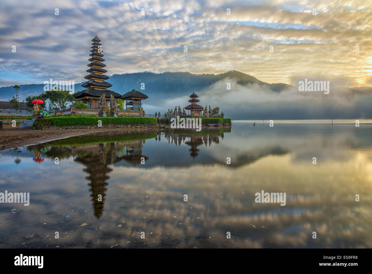 L'INDONÉSIE, Bali, Pura Ulun Danu Bratan, reflet de temple pura au lever du soleil Banque D'Images
