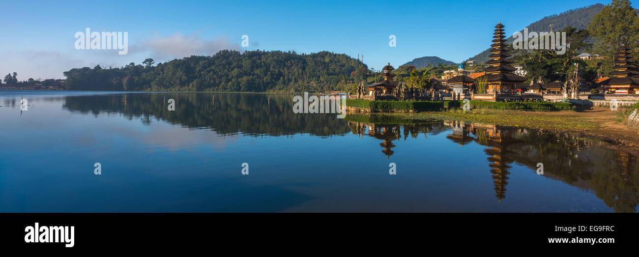 L'INDONÉSIE, Bali, Panorama reflet de Pura Ulun Danu Bratan Banque D'Images