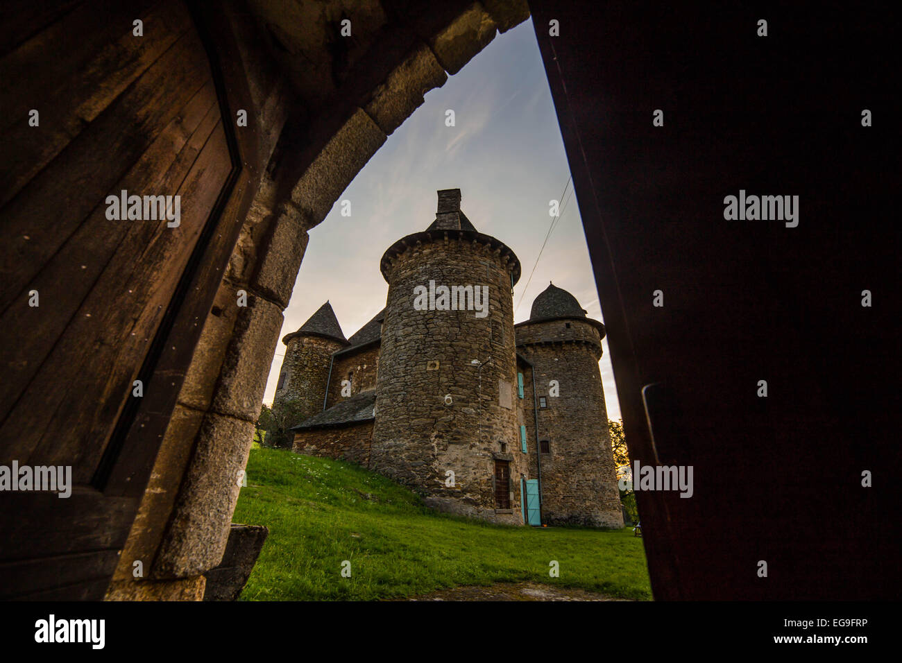 France, Auvergne, Vue du château de derrière la porte ouverte Banque D'Images