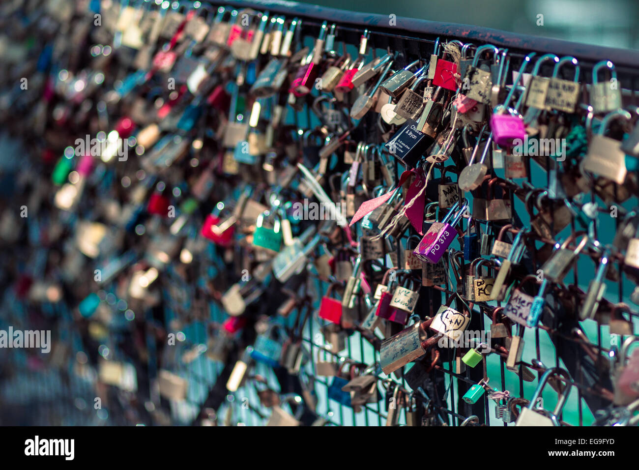 France, Paris, l'amour des cadenas sur le Pont des Arts Banque D'Images