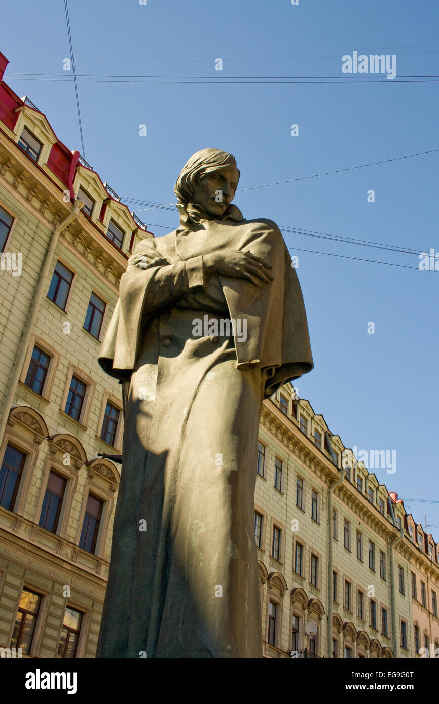 Le célèbre monument de l'écrivain russe Nikolaï Gogol. à Saint-Pétersbourg. La Russie. Banque D'Images