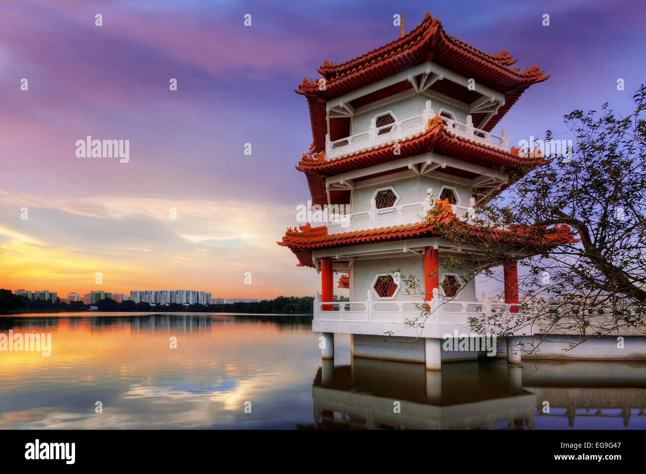 Singapour, coucher avec pagode dans le jardin chinois Banque D'Images