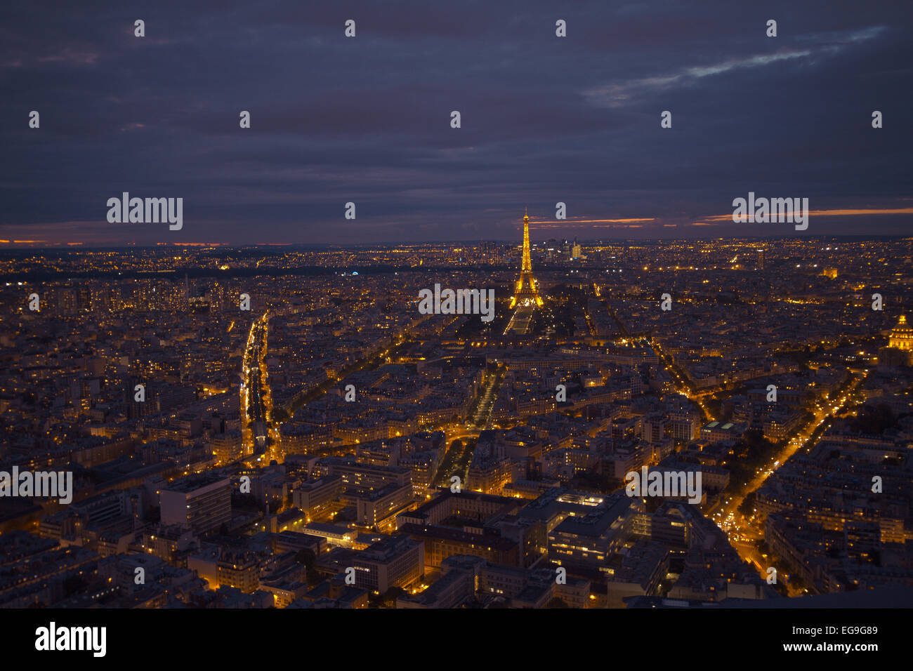 France, Paris, vue aérienne de la Ville, Tour Eiffel en arrière-plan Banque D'Images