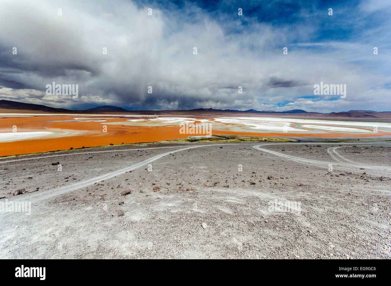 La Bolivie, l'Altiplano, Paysage avec ciel nuageux au-dessus du lagon rouge Banque D'Images