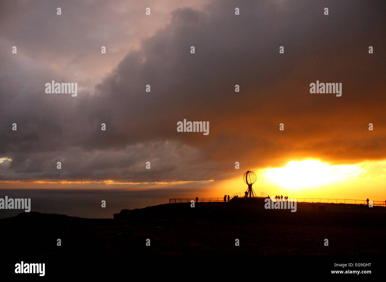 Silhouette de gens au Cap Nord au soleil de minuit, Nordkapp, Troms og Finnmark, Norvège Banque D'Images