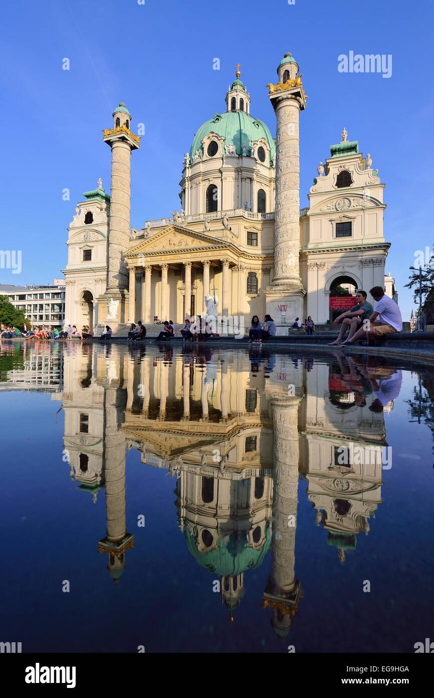 Église Karlskirche baroque conçu par Johann Bernhard Fischer von Erlach, avec reflets dans le bassin d'eau Banque D'Images