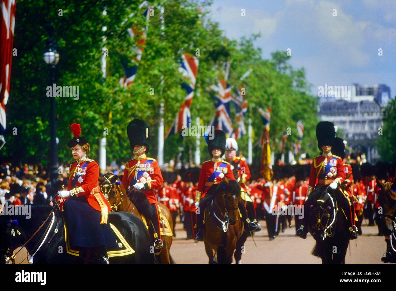 Sa Majesté la Reine menant à la parade la couleur en bas de la Mall sur son cheval Burmese. Londres. UK. Circa 1980 Banque D'Images