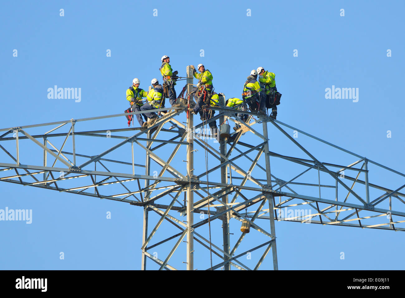 Les poseurs de frais généraux travaillant sur un pylône, Waiblingen, Bade-Wurtemberg, Allemagne Banque D'Images Les poseurs de frais généraux travaillant sur un pylône, Waiblingen, Bade-Wurtemberg, Allemagne Banque D'Images