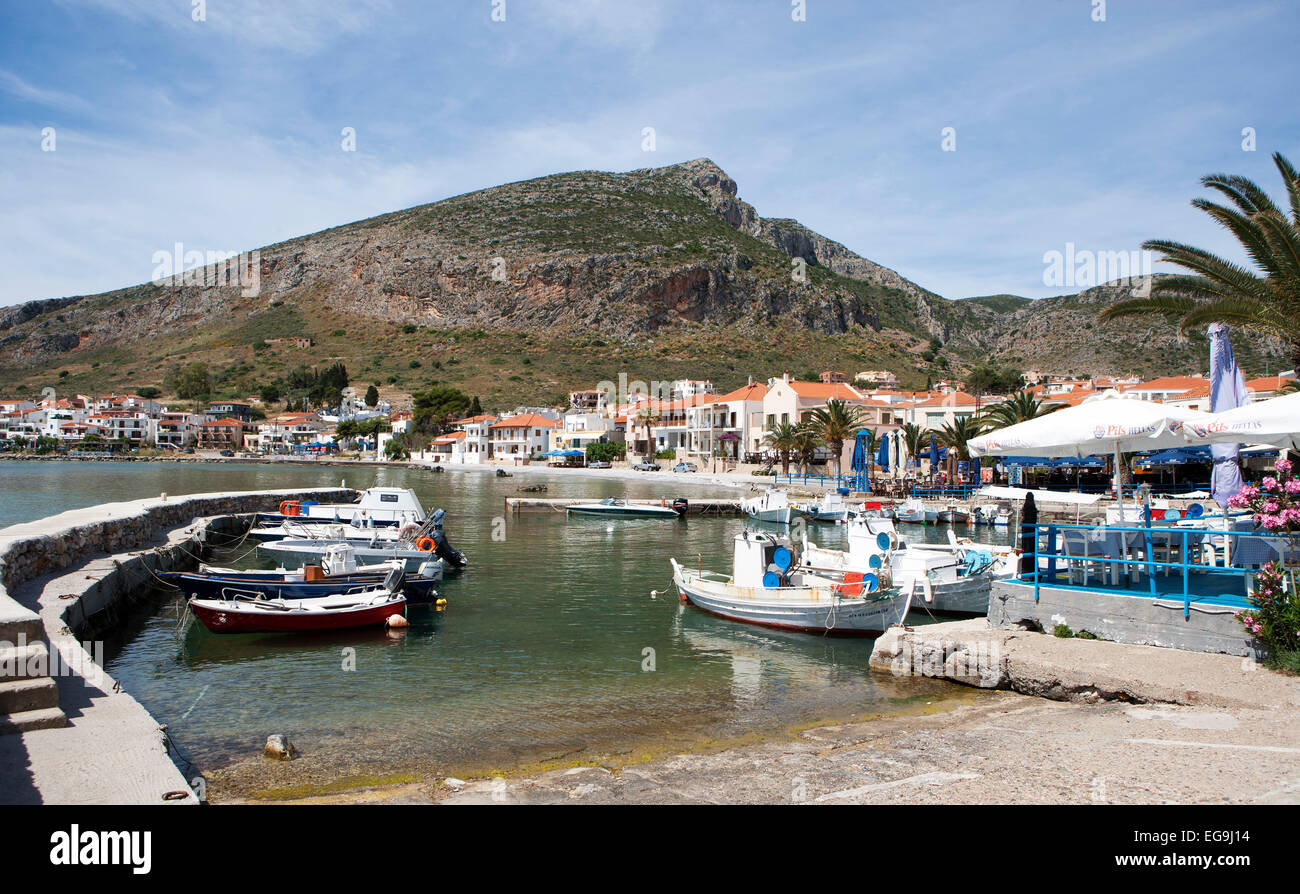 Bateaux dans le port, Gefira, Laconie, Péloponnèse, Grèce Banque D'Images