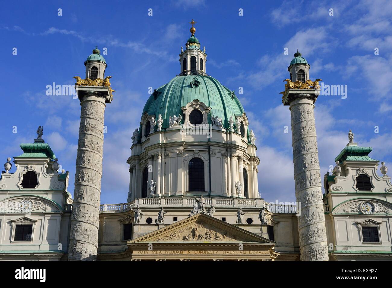 Église Karlskirche baroque conçu par Johann Bernhard Fischer von Erlach, la place Karlsplatz, Vienne, Autriche Banque D'Images
